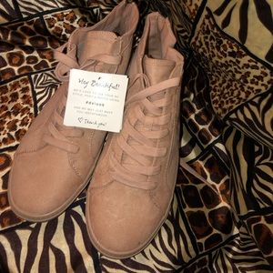 Bre NWT Blush DV sneakers 👟 woman’s sz 11.